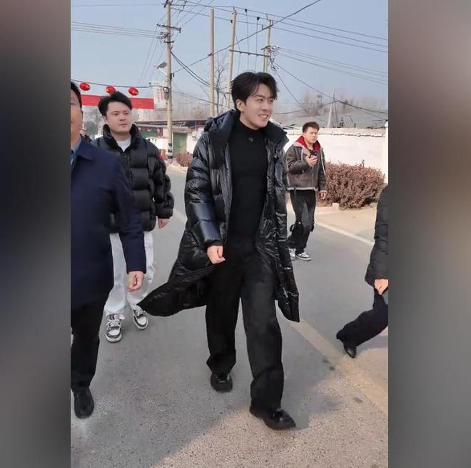 捐赠卫生室村民却让他把钱留着自己花电子pg董先生回老家给465位老人(图4)