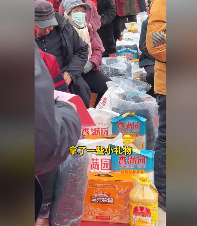 捐赠卫生室村民却让他把钱留着自己花电子pg董先生回老家给465位老人(图7)