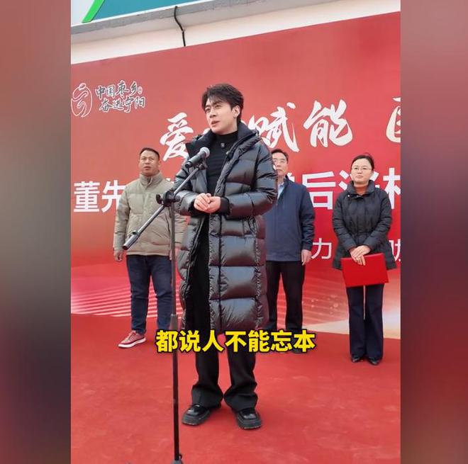 捐赠卫生室村民却让他把钱留着自己花电子pg董先生回老家给465位老人(图17)