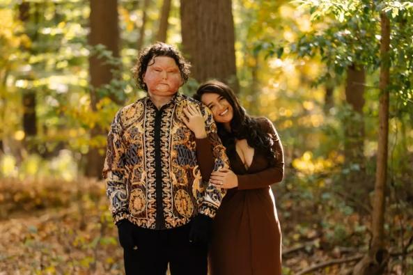 婚：与大他12岁的护士网上相识婚礼还有粉丝道贺pg电子免费模拟器全球首例同时换脸